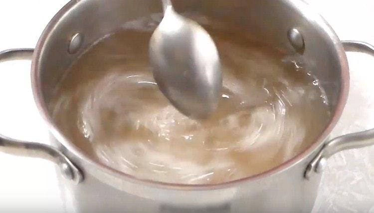 Die Quitte zum Kochen bringen, Zucker hinzufügen.