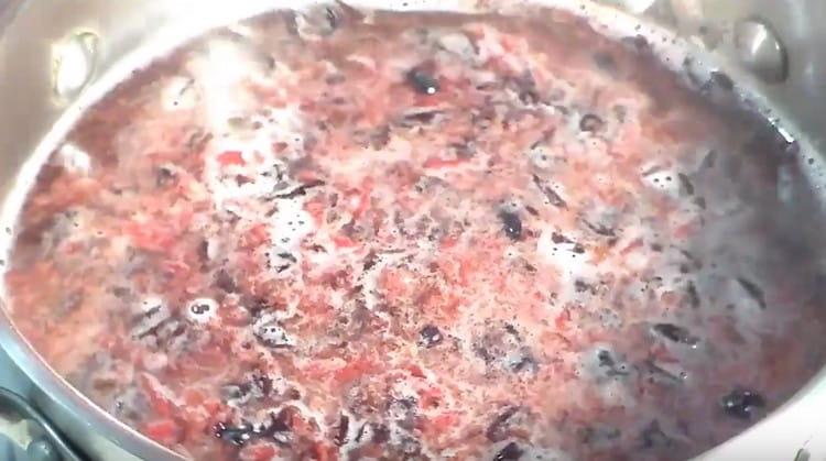 Die Früchte in die Pfanne geben und kochen.