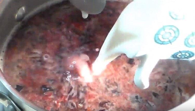 In einem dünnen Strom führen wir die in Wasser geschiedene Stärke ein.