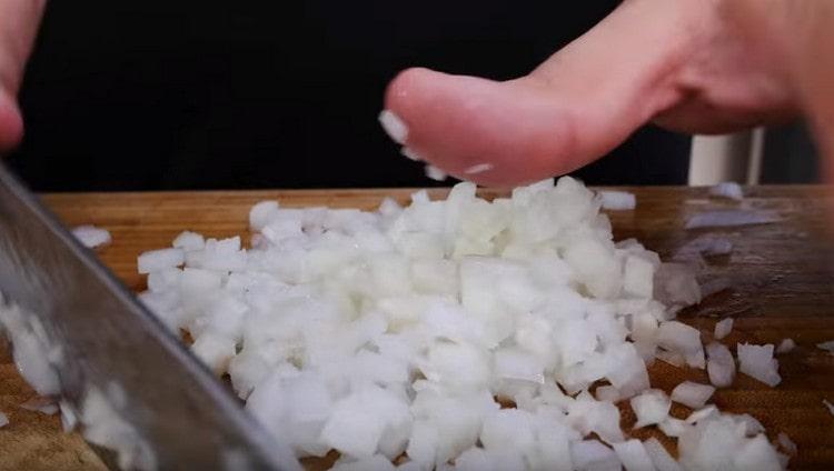 Zwiebel zerkleinern.