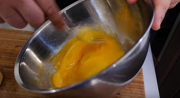 Eier leicht schlagen.