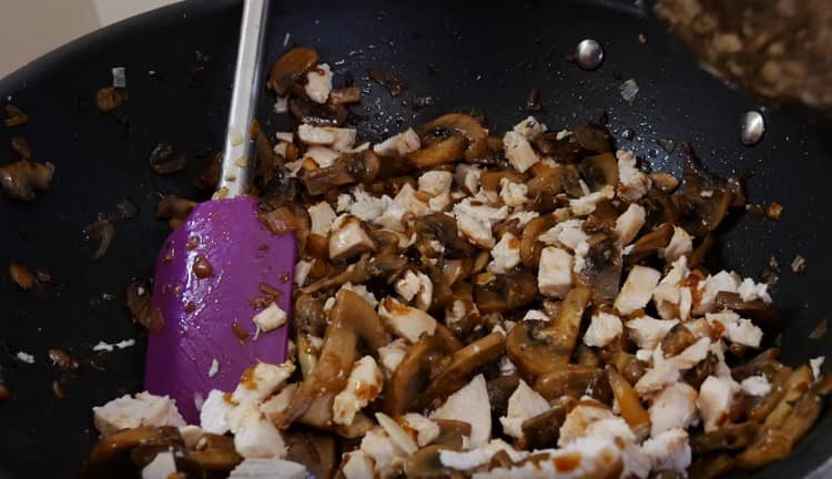 Fertige Pilze werden mit Hühnchen kombiniert.