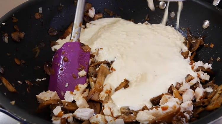 Die Füllung zur Füllung geben, mischen.