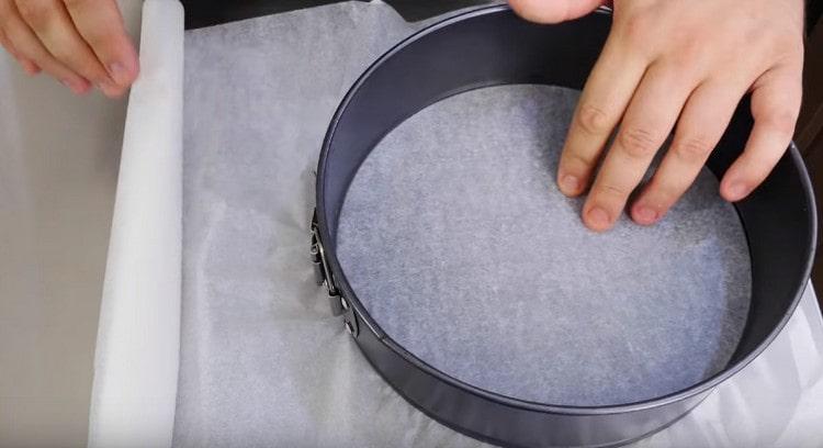 Wir bedecken den Boden mit einem Pergament einer zerlegbaren Auflaufform.