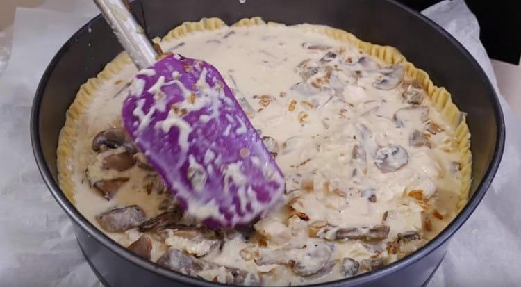 Legen Sie die Füllung auf den Teig, richten Sie es aus.