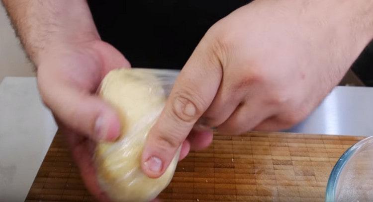 Wir schicken den fertigen Teig in den Kühlschrank.