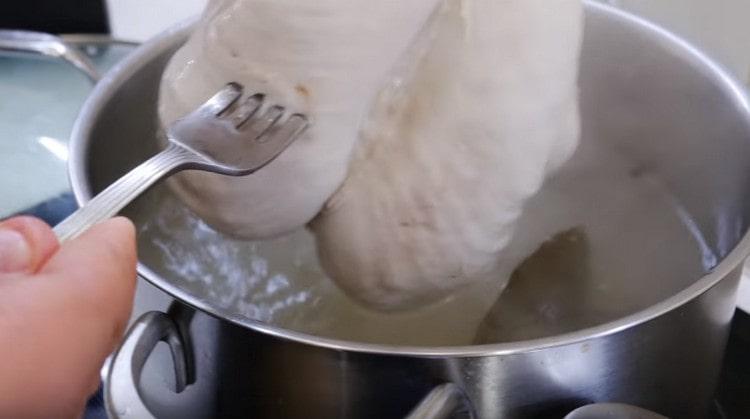 Das Huhn kochen, bis es gar ist.