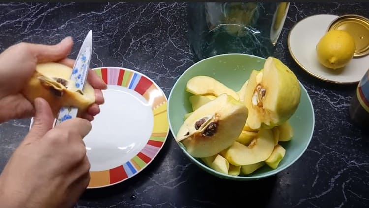 Lavei cuidadosamente o marmelo, recortei uma caixa de sementes.