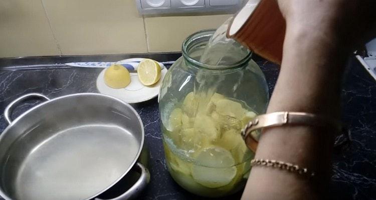 Despeje água fervente sobre o conteúdo do frasco.