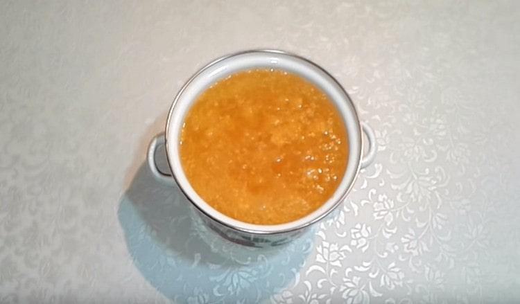 Se fierbe compotul timp de 15 minute, apoi se lasă să se rumenească.