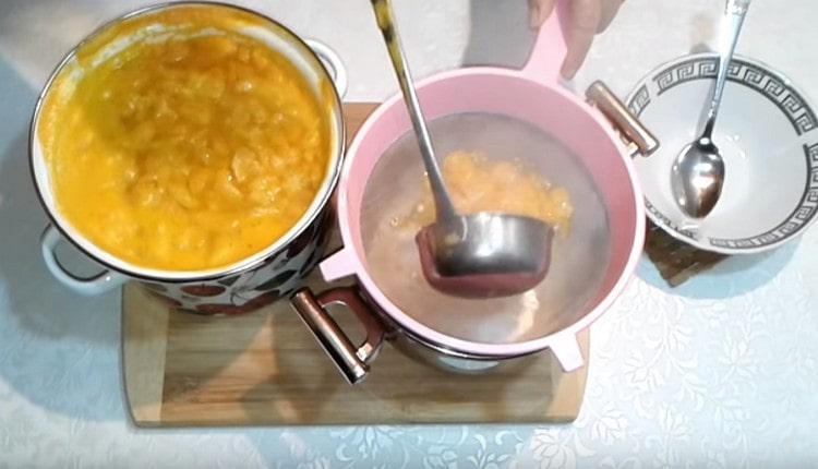 Filtrați băutura printr-o sită.