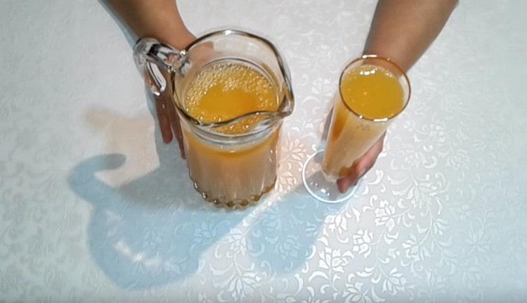 Compotul de mandarină este servit refrigerat.