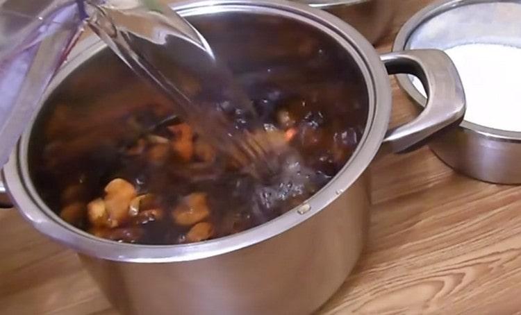 Transfiera las frutas secas a la sartén y agregue agua.