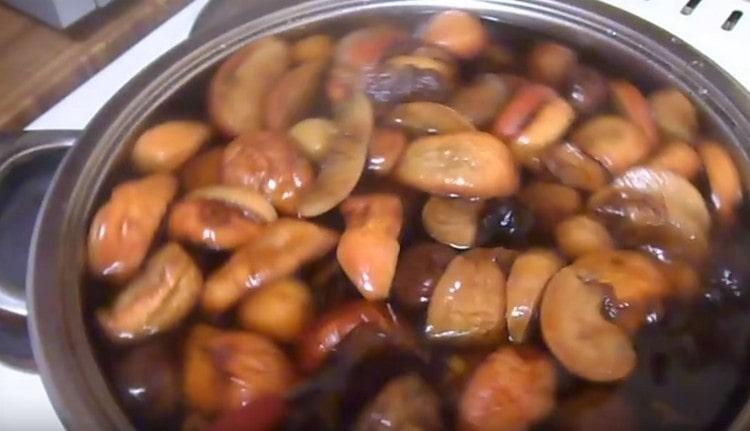 Después de unos minutos, apague nuestra compota de frutas secas.