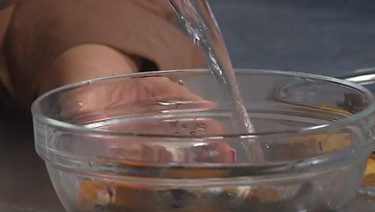 Enjuague bien las ciruelas pasas.