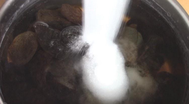 Cuando el agua comienza a hervir, ponemos frutas secas y agregamos azúcar.