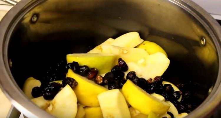 In der Pfanne verteilen wir die gehackte Quitte, wir füllen die Hagebutte.