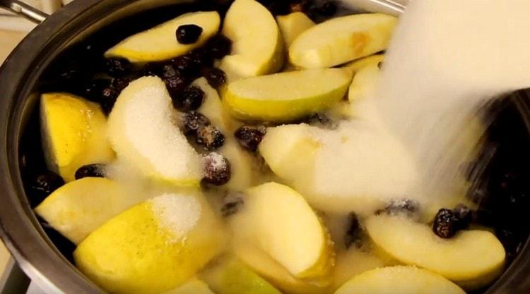 Fülle alles mit Wasser, füge Zucker hinzu.