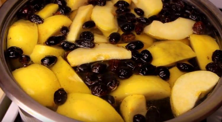 Das Kompott zum Kochen bringen, 5 Minuten kochen lassen.