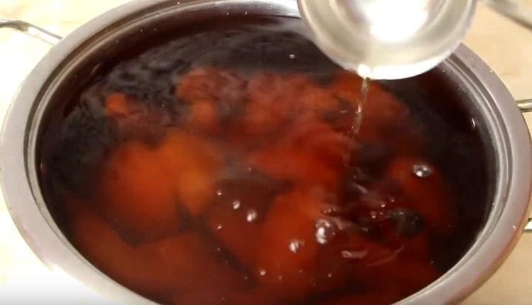 Kompott sollte 3-4 Stunden lang infundiert werden.