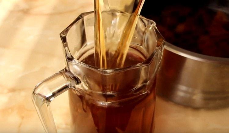 Ein solches Kompott aus Hagebutten ist nicht nur lecker, sondern auch nützlich.