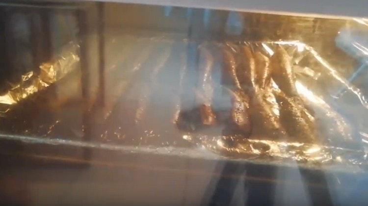 Hazırlıktan 5 dakika önce, balık kızarıncaya kadar folyoyu çıkarın.