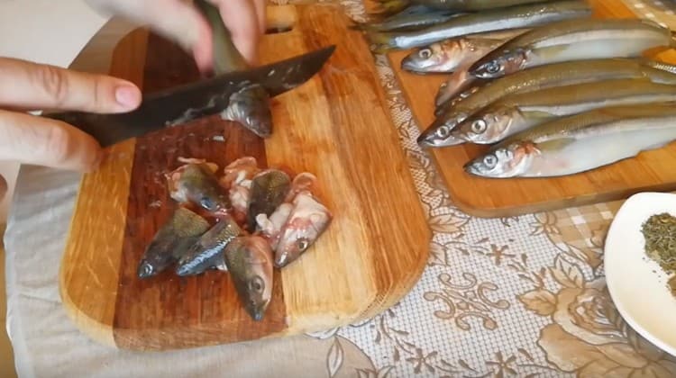 Tüm balıkları temizler ve yıkarız.