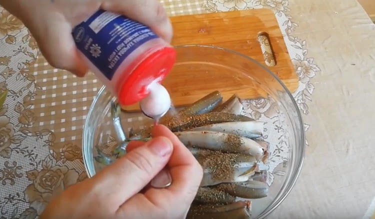 Tuz ve karabiber kokuyor, kurutulmuş fesleğen ekleyin.