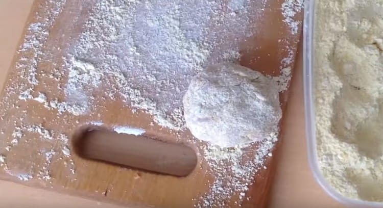 Med befugtede hænder danner vi koteletter og ruller dem i breading.