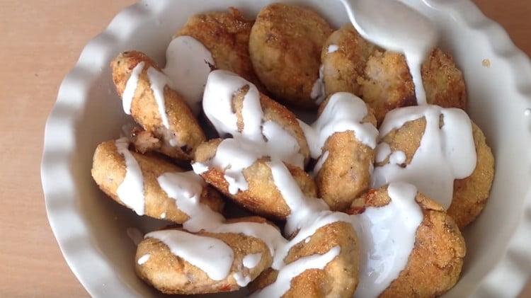 Sauce vanding koteletter i formen.