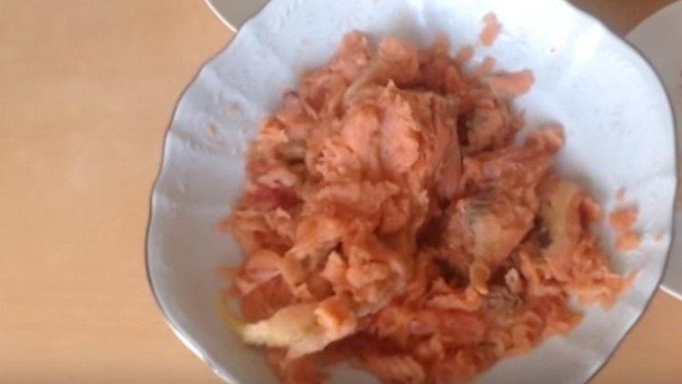 Vi forbereder fiskefilet, adskilt fra huden, tager knoglerne ud.