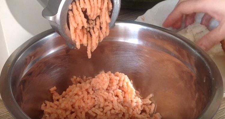 Vi passerer fiskene sammen med en rulle, der er gennemvædet i mælken gennem en kødmølle.