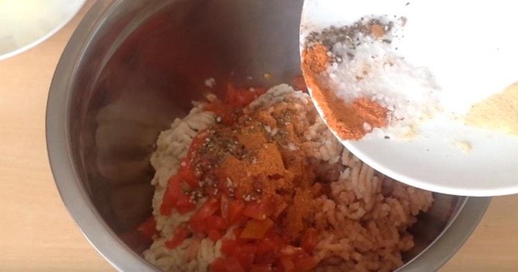 Tilsæt straks salt og krydderier.