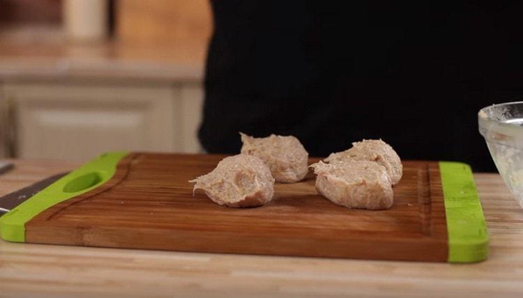 Wir machen Rohlinge für Schnitzel.