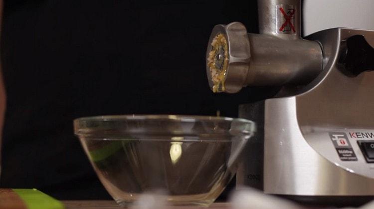 Jetzt geben wir die Zwiebel durch einen Fleischwolf.