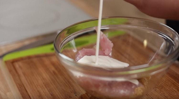 Zwiebel und Fettcreme zum Hackfleisch geben.