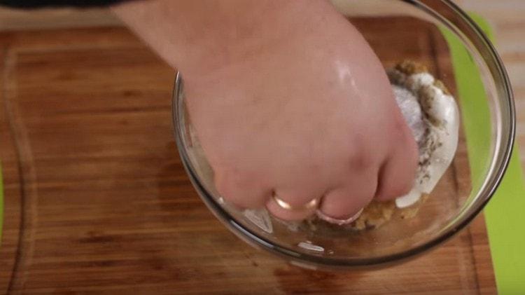 Salz, Gewürze hinzufügen und Hackfleisch gründlich mischen.