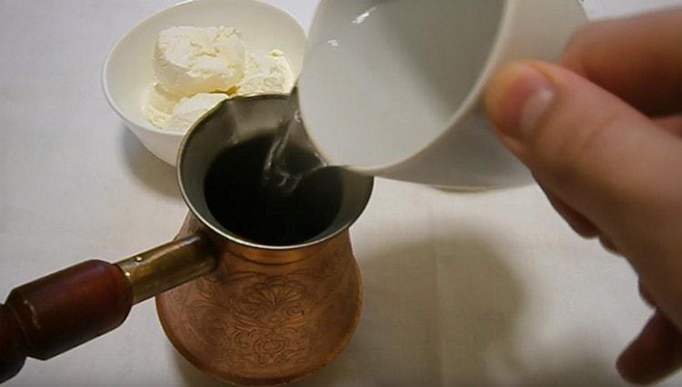 Adăugați apă rece.