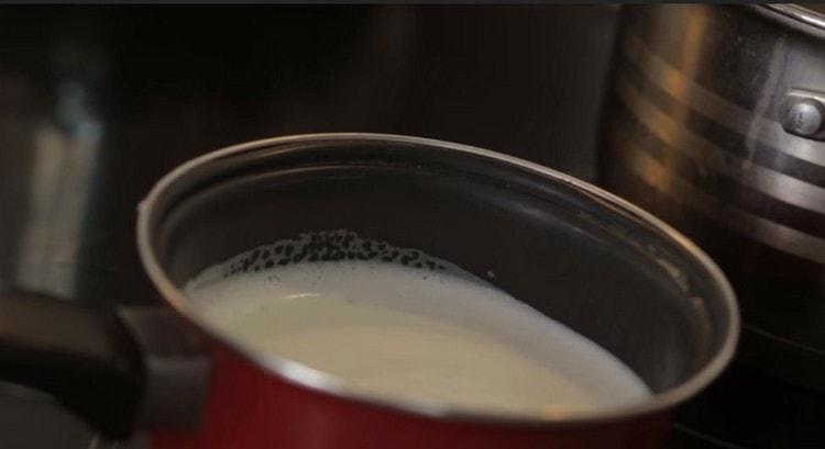 Într-o tocană încălzim, dar nu fierbem laptele.