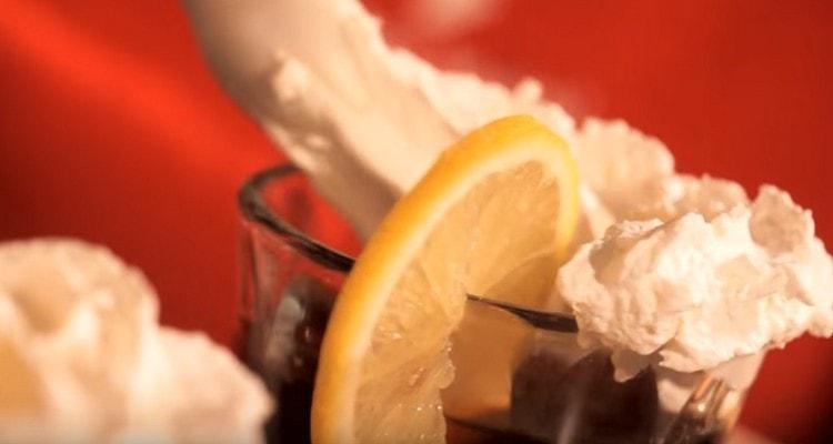 Při podávání může být takový nápoj ozdoben šlehačkou.