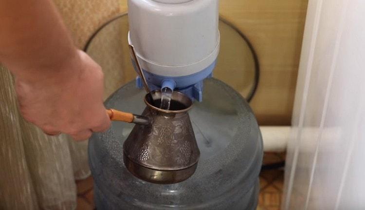 Nalijte vodu do Turku.