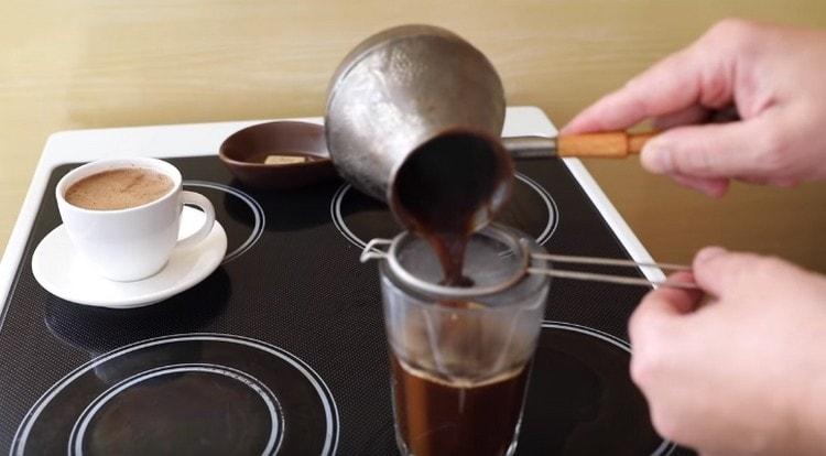 Nápoj filtrujte přes sítko.