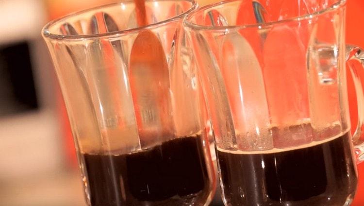 Nalijte kávu do šálku.