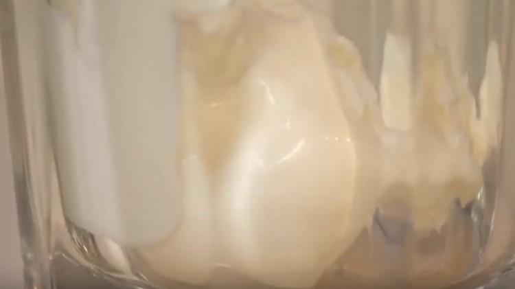 Læg en kugle af is i et glas.