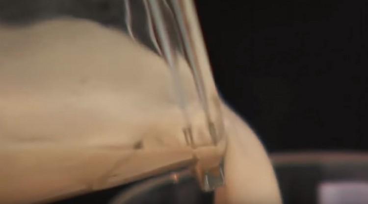 Hell den tilberedte drikke fra blenderen.