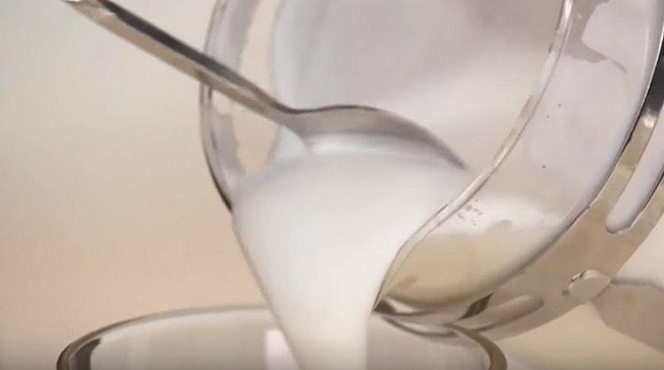 Spred forsigtigt mælkeskummet over kaffen.