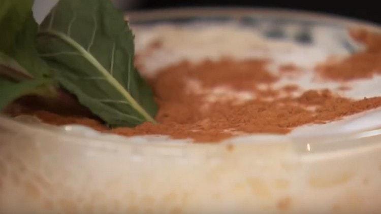 For at dekorere, drys drikken med kanel, tilsæt en kvist mynte.