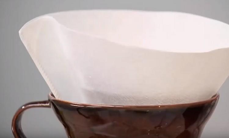 Vi installerer en tragt = filter på kaffemaskinen.