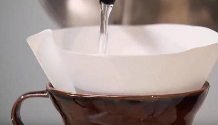 Først skal tragten fugtes med kogende vand.