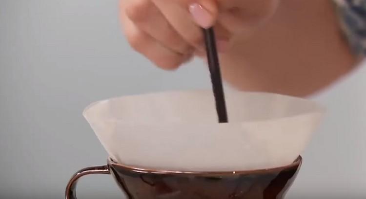 Vi laver kaffe, omrører det med en ske og tilsætter derefter mere vand.